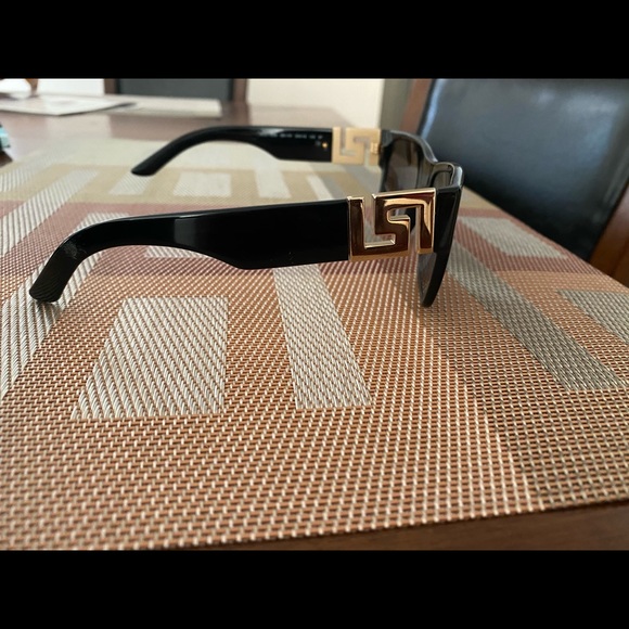 VERSACE Sunglasses! Uni-sex - Picture 3 of 5